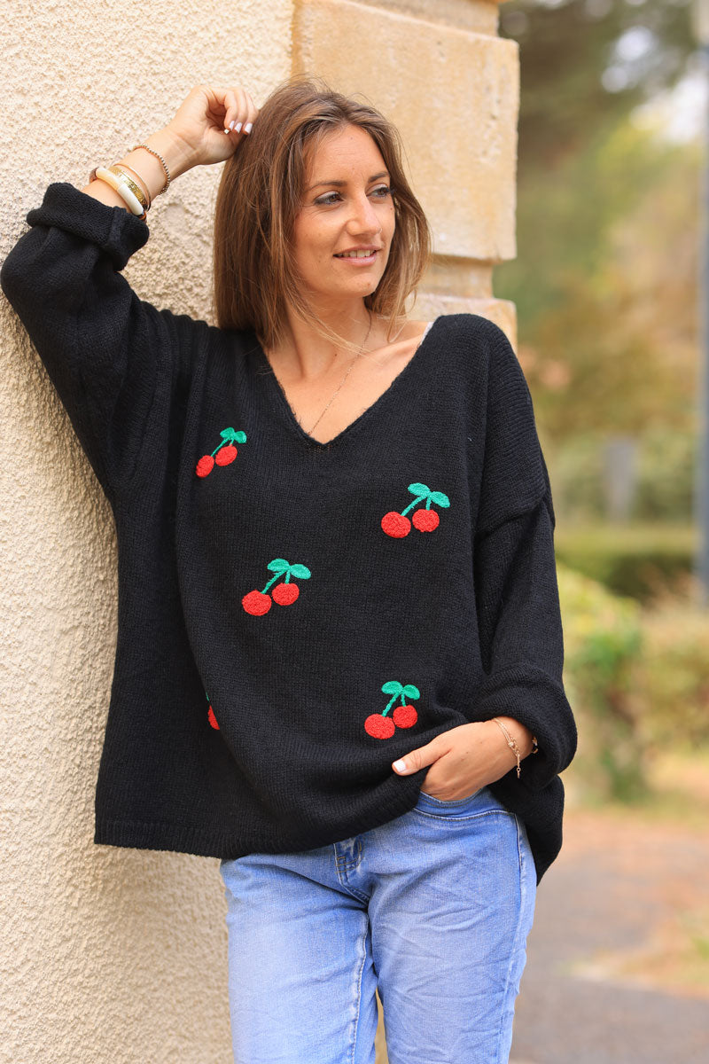 Pull en maille noir coupe loose col v broderie cerises