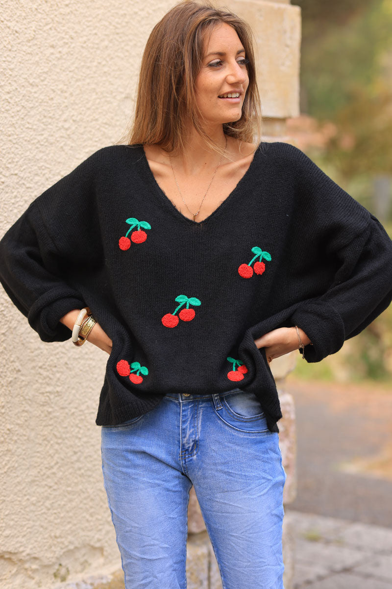 Pull en maille noir coupe loose col v broderie cerises