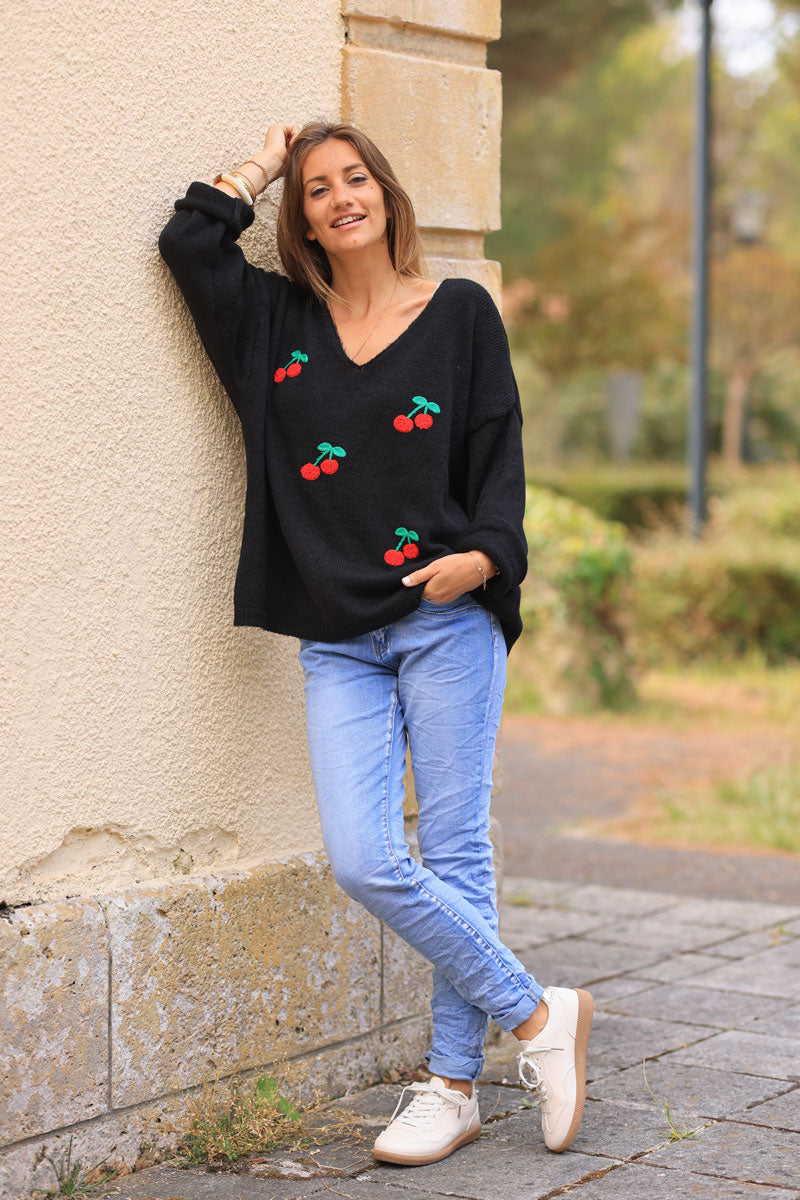 Pull en maille noir coupe loose col v broderie cerises