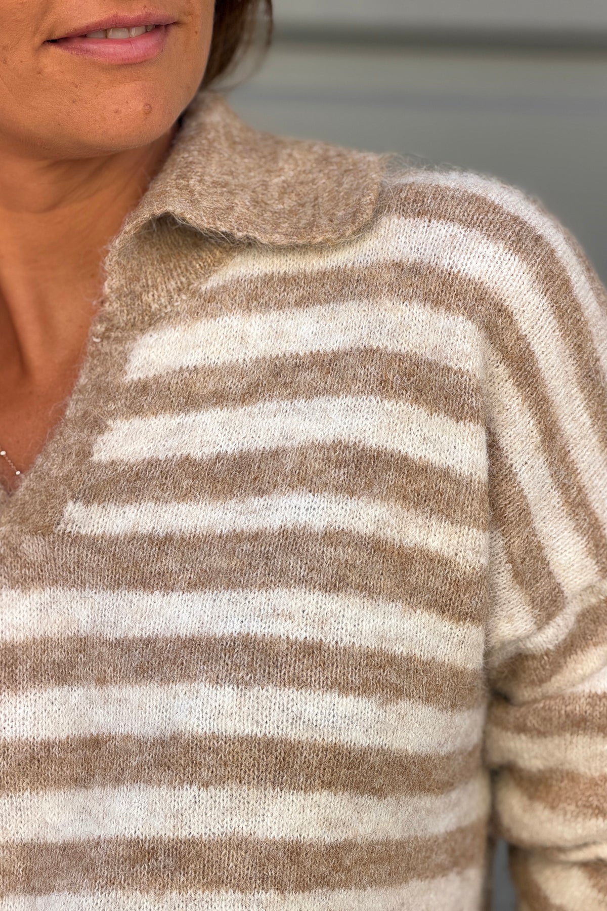 Pull en maille rayures camel clair col polo