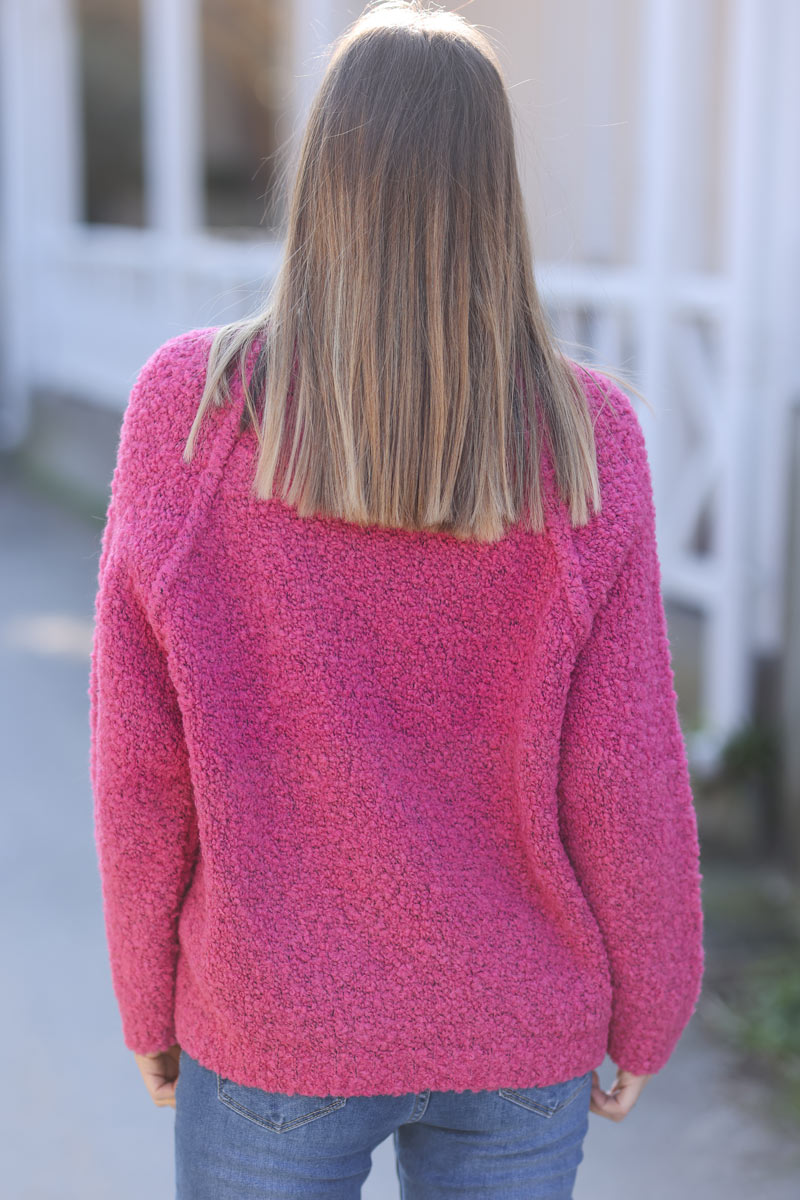 Pull fuchsia chiné en maille bouclettes manches raglan coutures apparentes