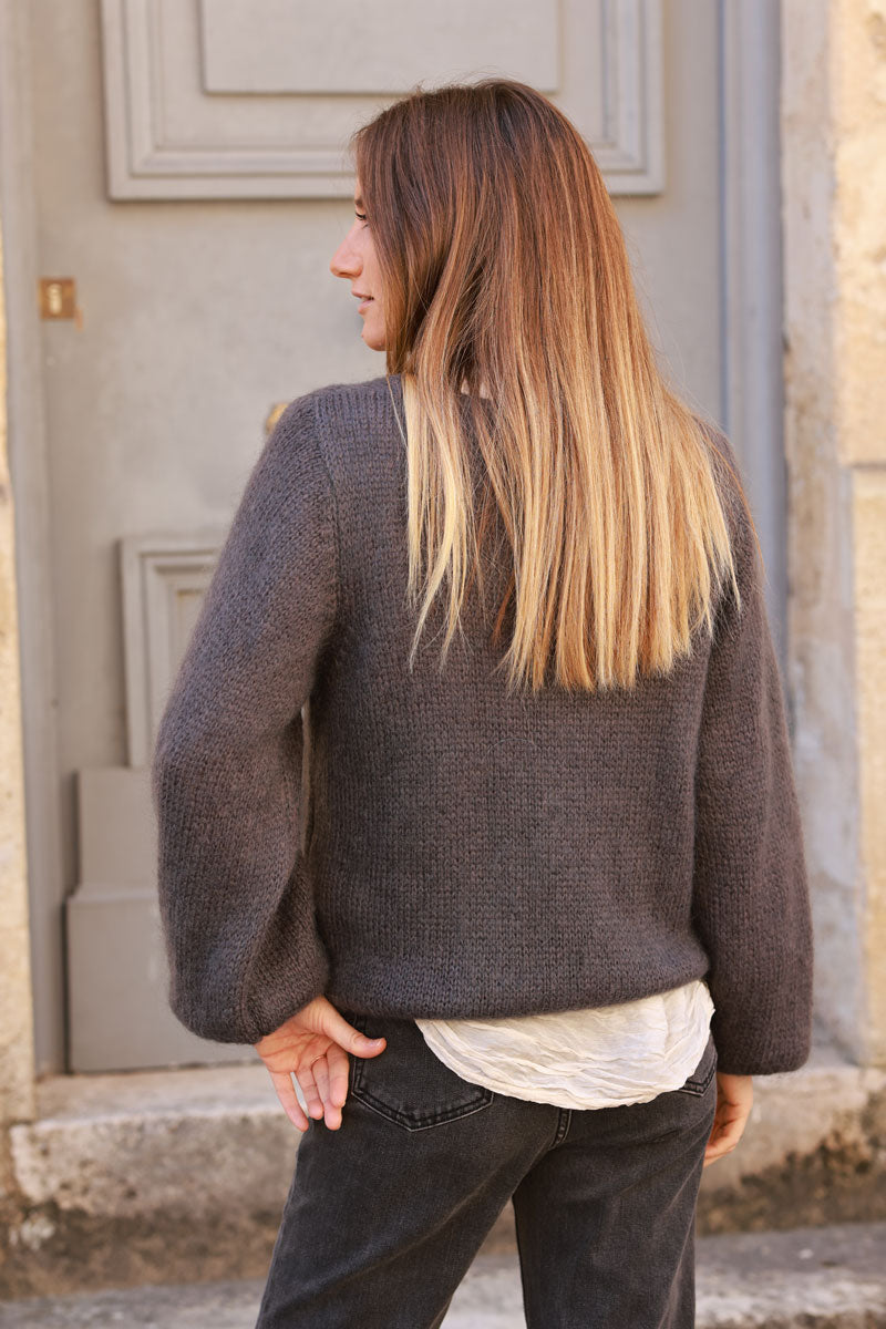 Jersey de punto gris oscuro con manga abullonada y cuello redondo