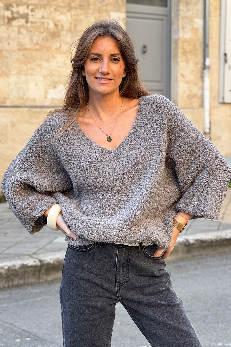 Suéter grueso de bouclé de alpaca color gris topo con mangas murciélago y cuello en V