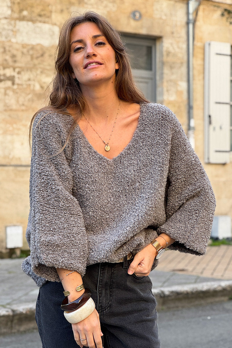 Suéter grueso de bouclé de alpaca color gris topo con mangas murciélago y cuello en V