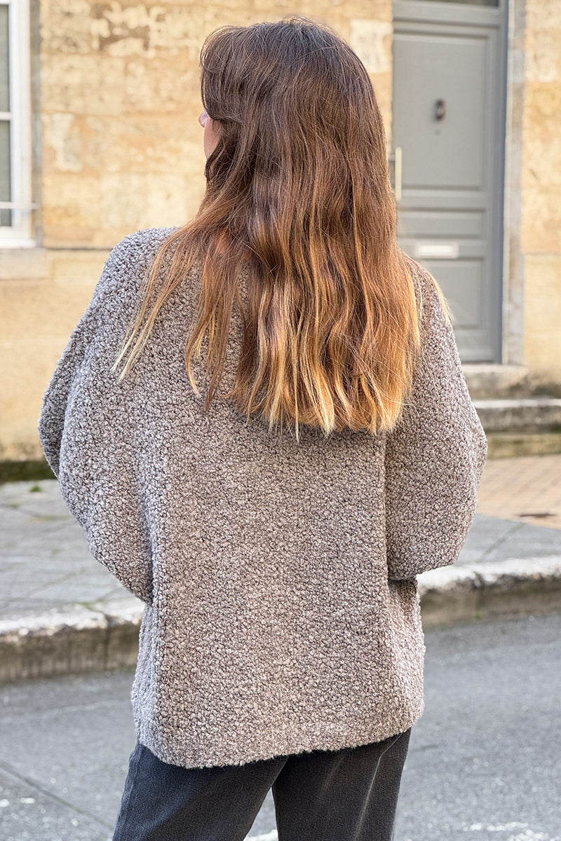 Suéter grueso de bouclé de alpaca color gris topo con mangas murciélago y cuello en V