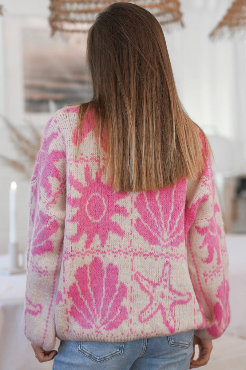 Suéter de punto grueso beige con estampados de conchas, estrellas de mar y sol rosa