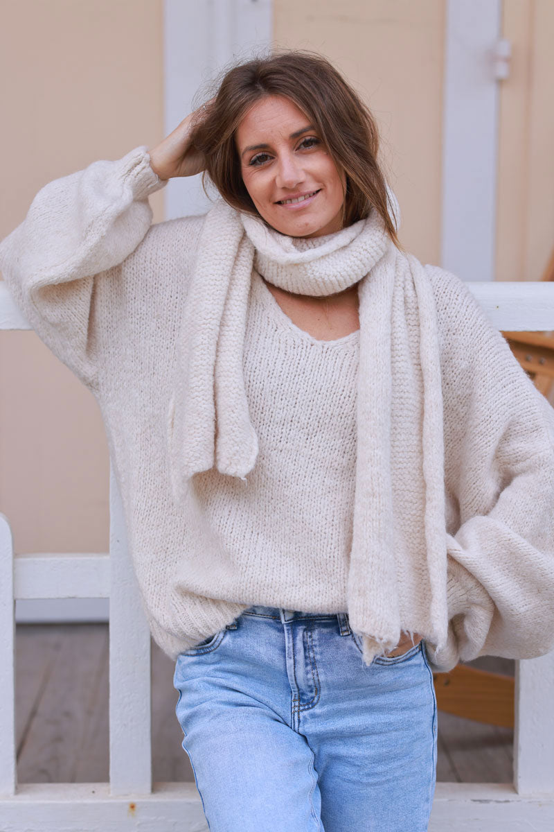 Pull grosse maille écrue en mohair avec écharpe en maille manches bouffantes