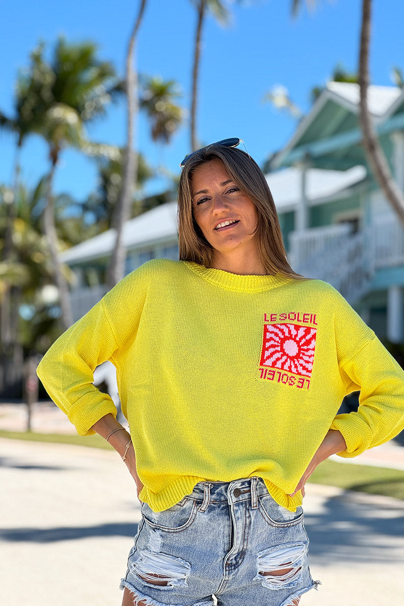 Pull jaune en maille coton mélangé motif Le Soleil coloré au dos