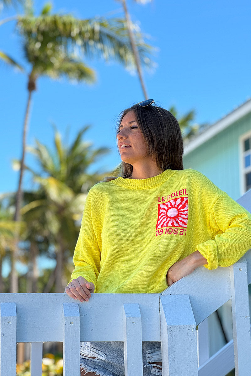 Pull jaune en maille coton mélangé motif Le Soleil coloré au dos