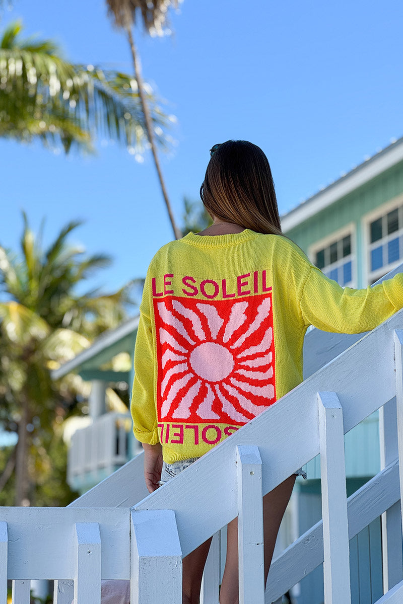 Pull jaune en maille coton mélangé motif Le Soleil coloré au dos