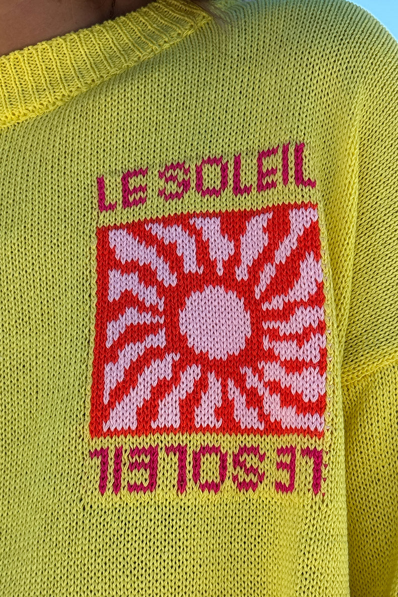 Pull jaune en maille coton mélangé motif Le Soleil coloré au dos