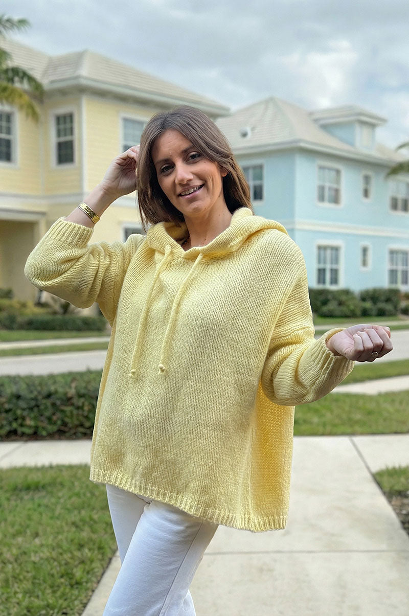 Pull jaune pastel en maille mohair à capuche avec cordons