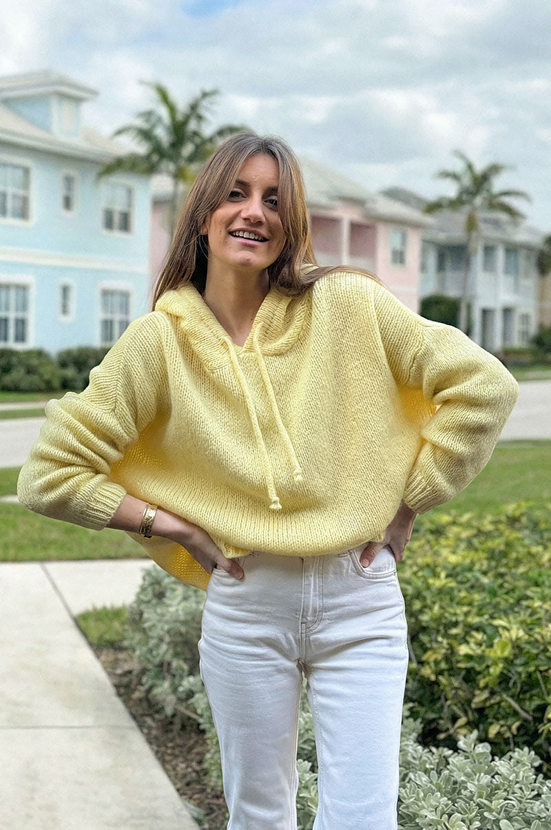 Pull jaune pastel en maille mohair à capuche avec cordons