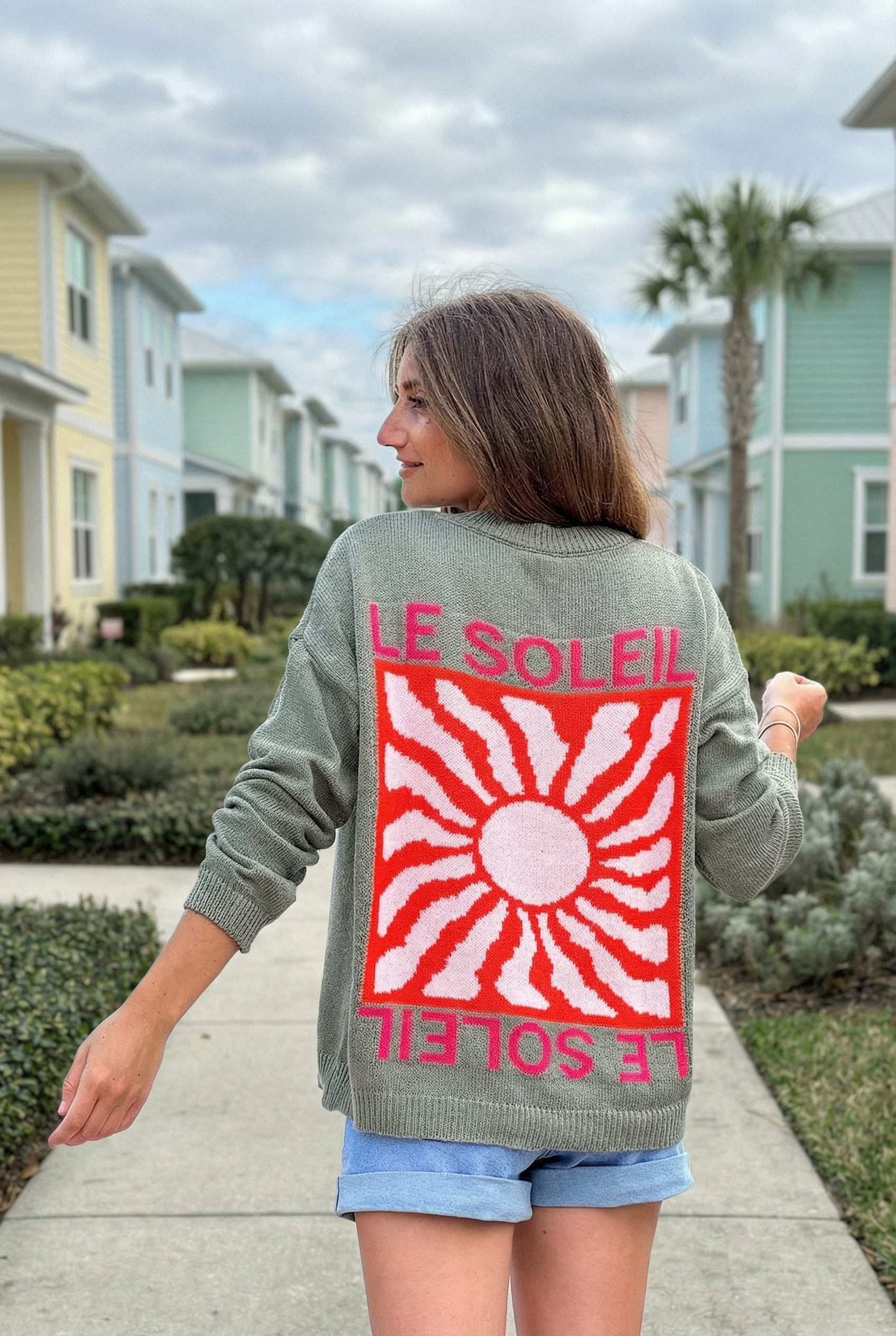 Pull kaki en maille coton mélangé motif Le Soleil coloré au dos