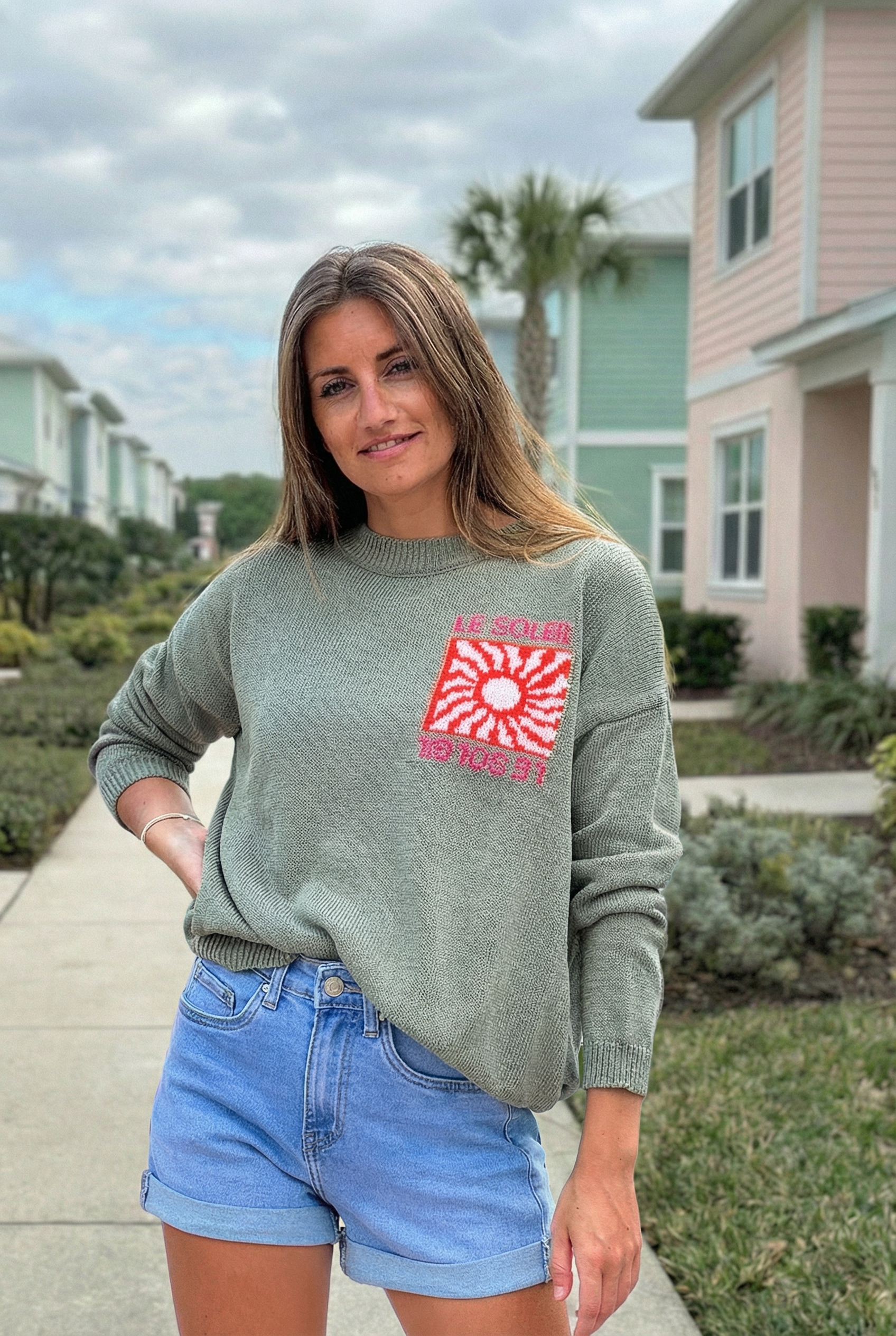 Pull kaki en maille coton mélangé motif Le Soleil coloré au dos