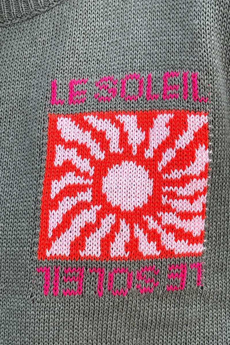 Pull kaki en maille coton mélangé motif Le Soleil coloré au dos