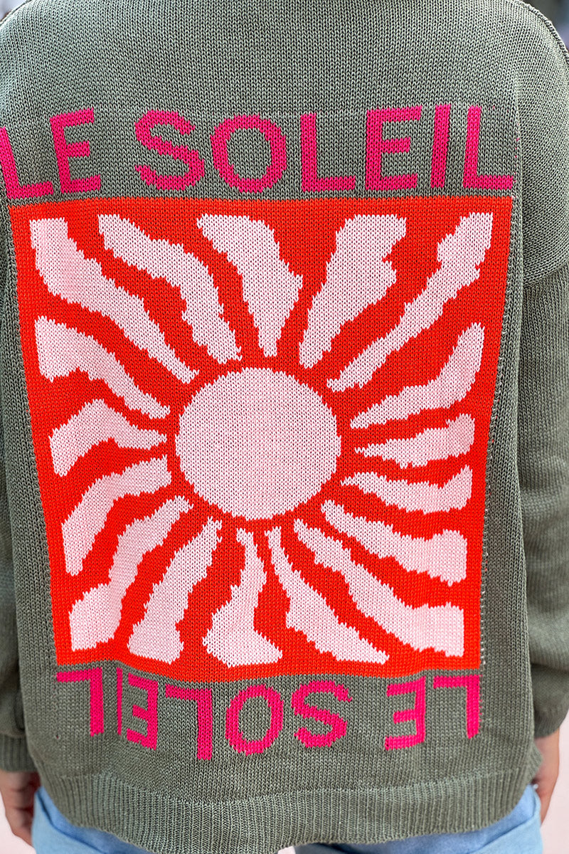 Pull kaki en maille coton mélangé motif Le Soleil coloré au dos