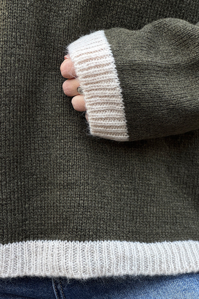 Pull kaki en maille détail liseré écru col v