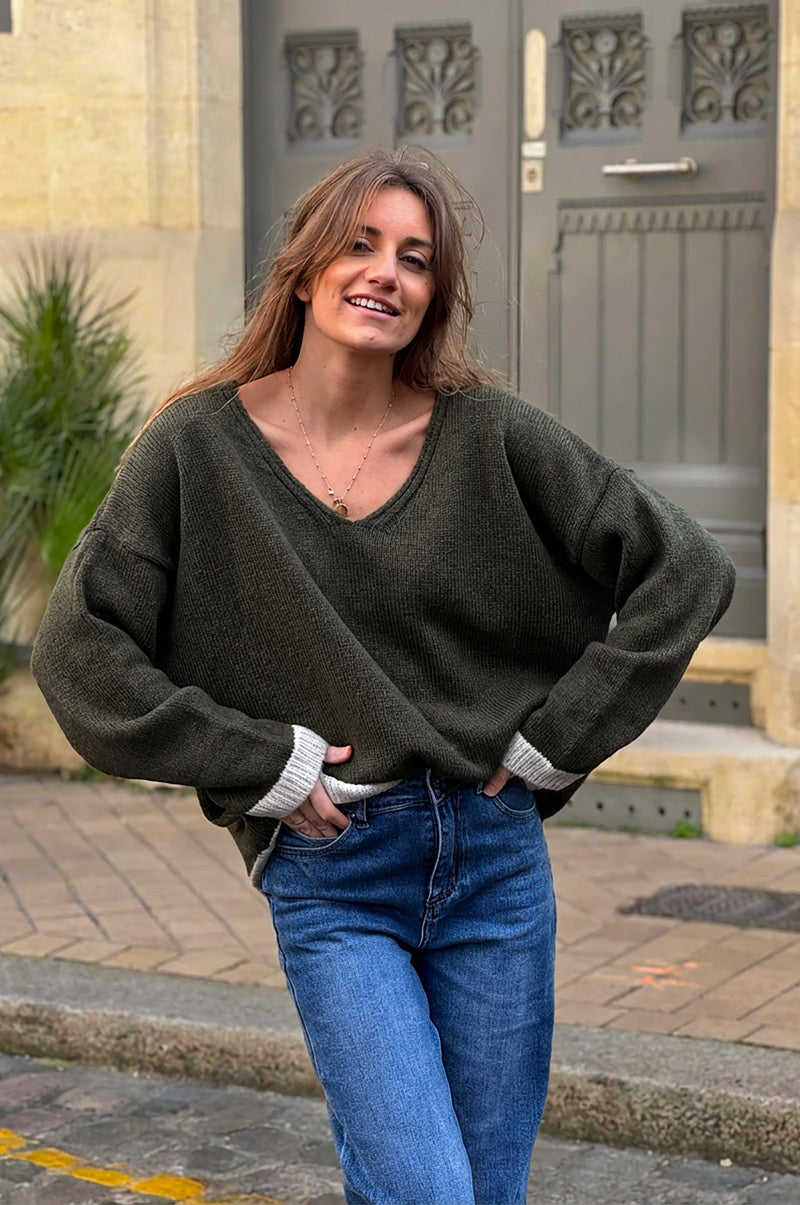 Pull kaki en maille détail liseré écru col v
