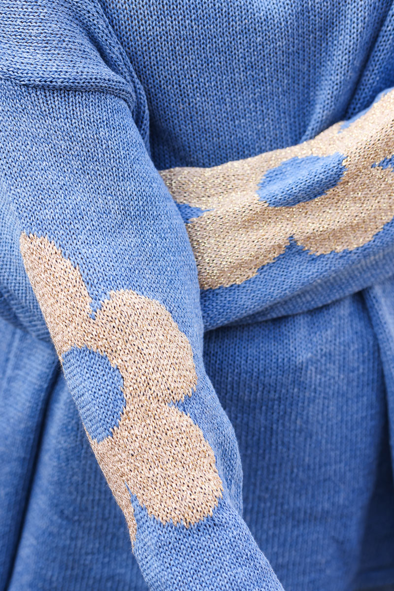 Jersey ancho de punto de algodón en color azul denim con flores doradas en la espalda y manga con cuello barco