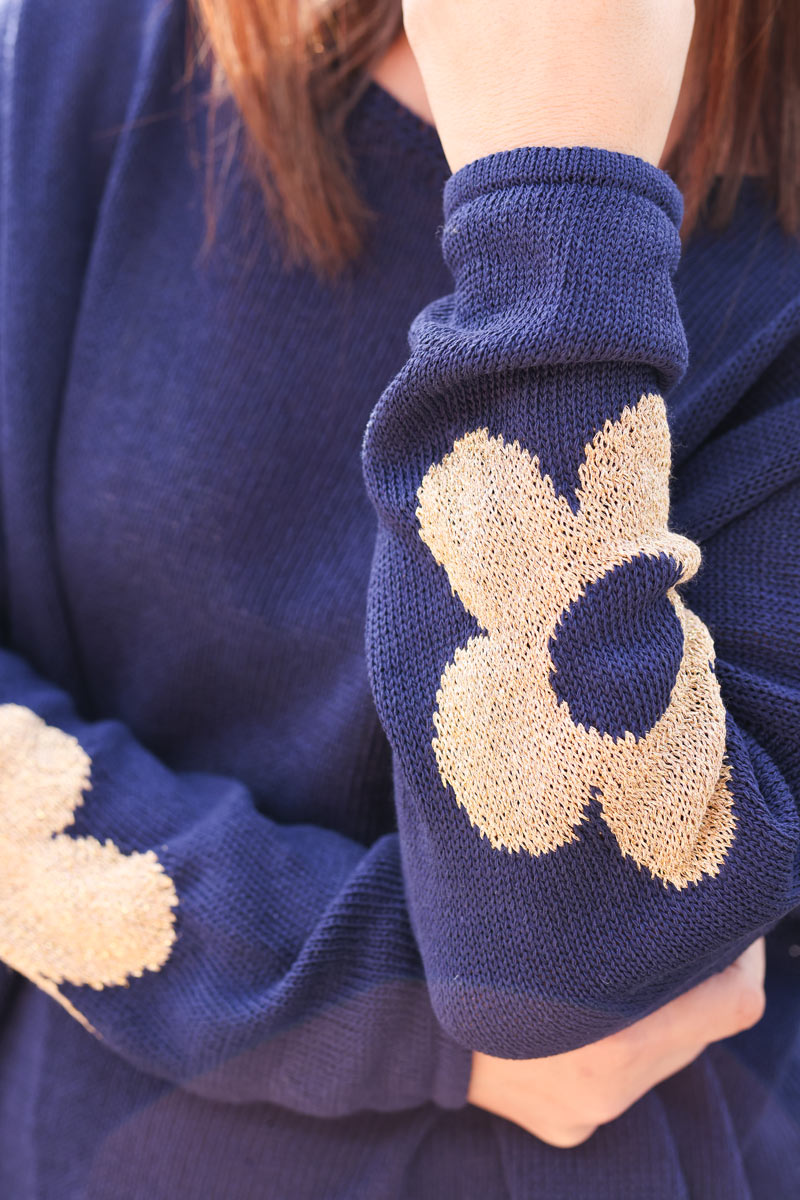 Jersey ancho de punto de algodón azul marino con flores doradas en la espalda y manga con cuello barco