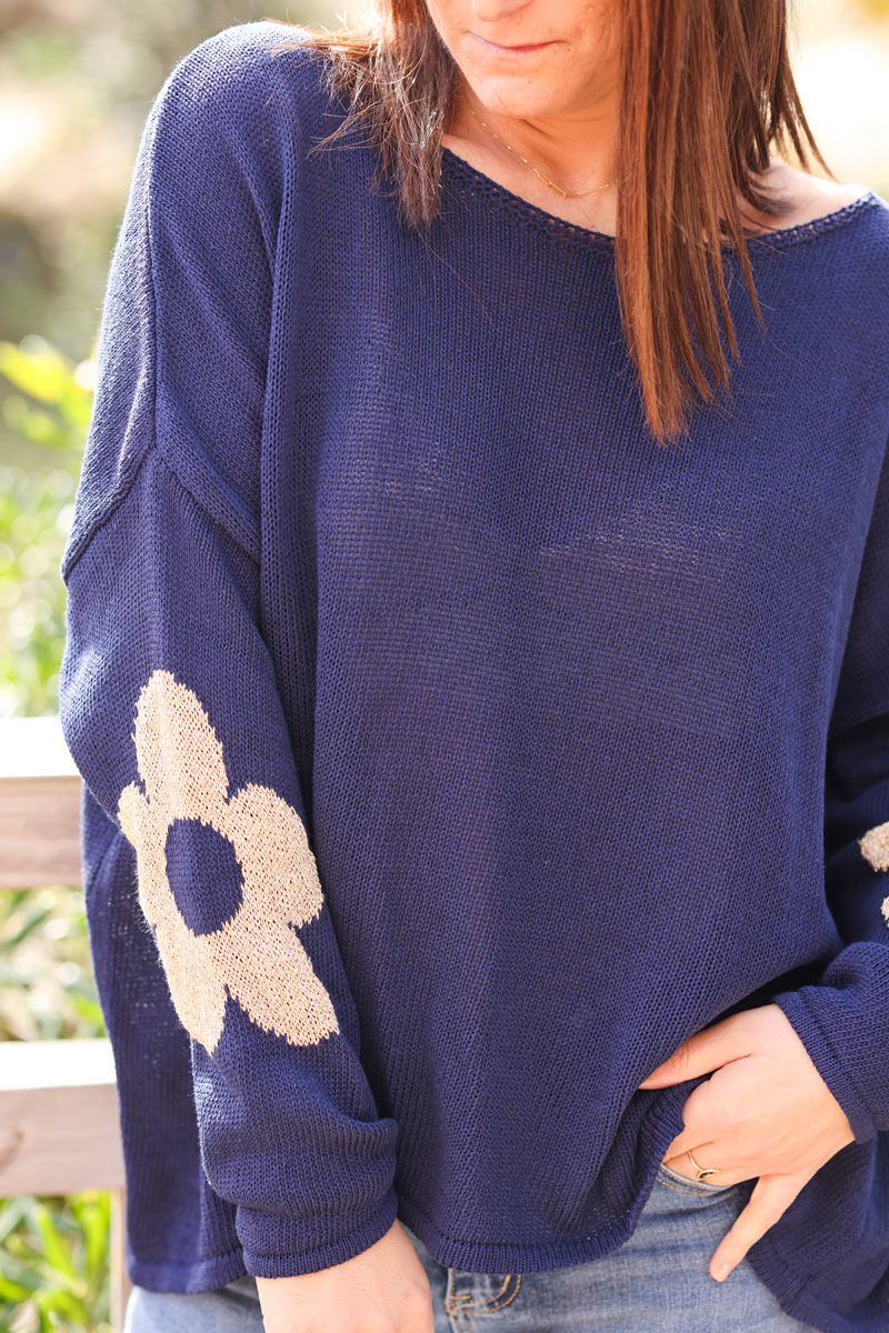 Jersey ancho de punto de algodón azul marino con flores doradas en la espalda y manga con cuello barco