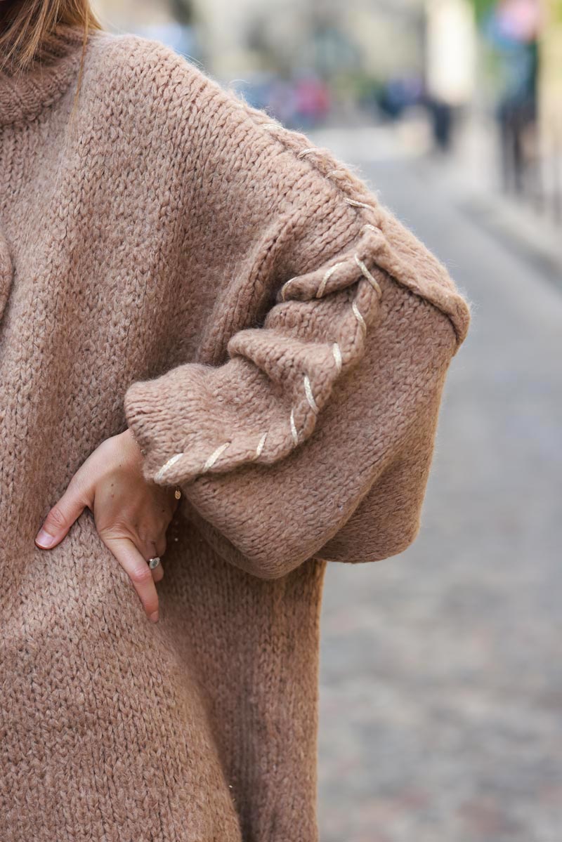 Oversized chunky knit jumper in camel with gold seam stitching detail