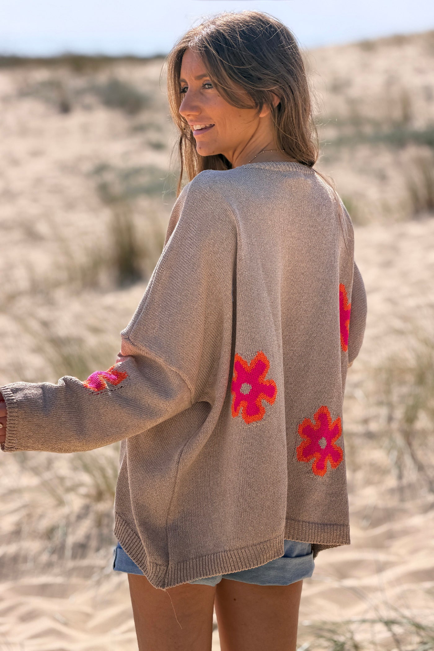 Pull large maille coton camel motifs fleurs orange dégradés