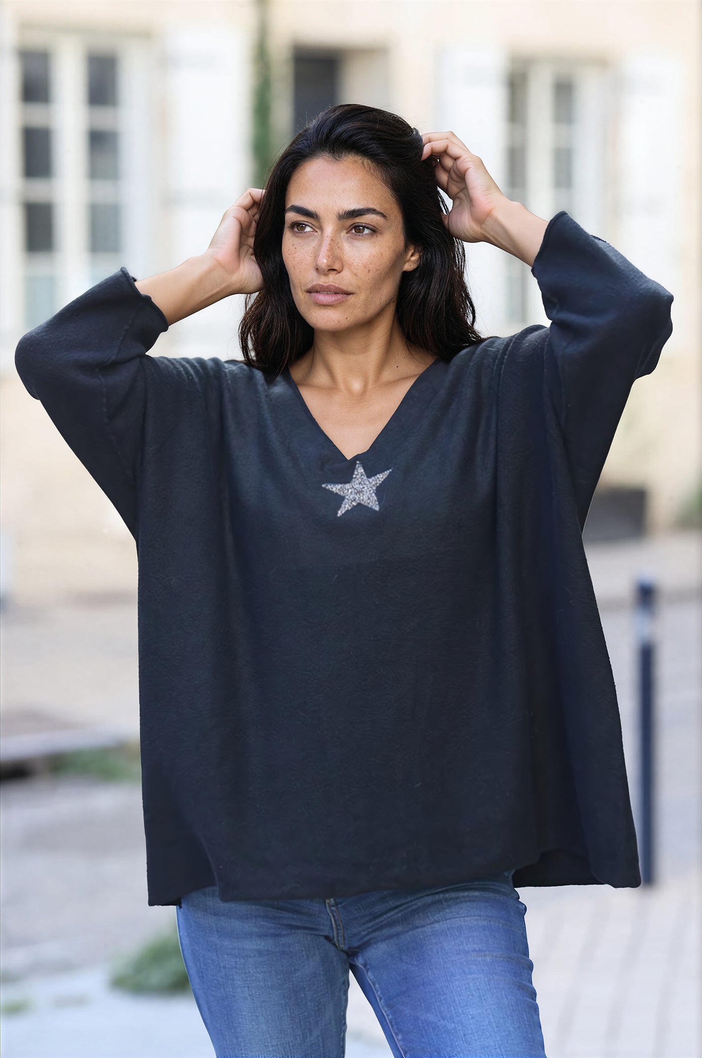 Jersey ancho muy suave negro con mangas murciélago de estrellas de strass