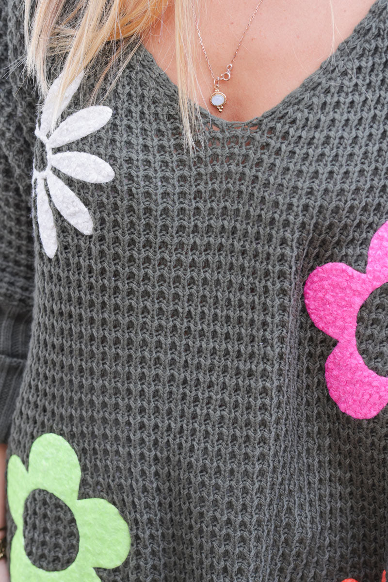 Jersey largo caqui estilo panal de punto a crochet con bordado de flores grandes de colores