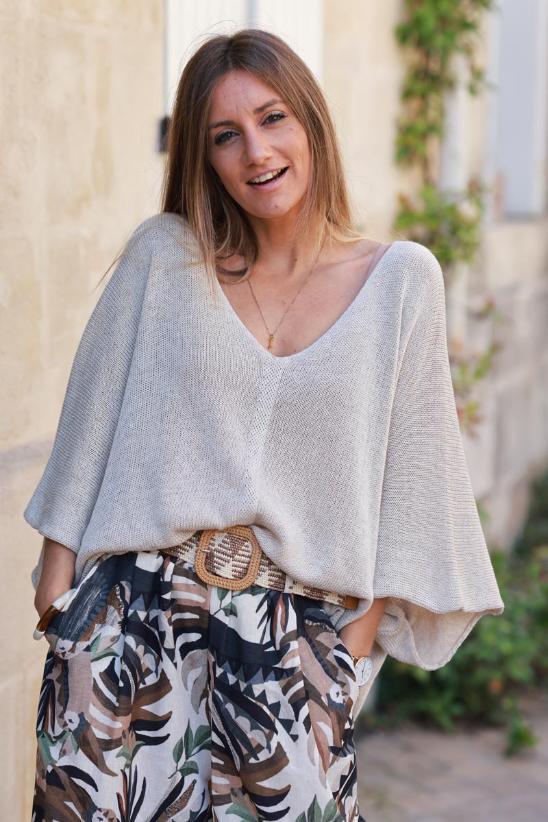 Pull loose beige en maille coton col v manches chauve souris