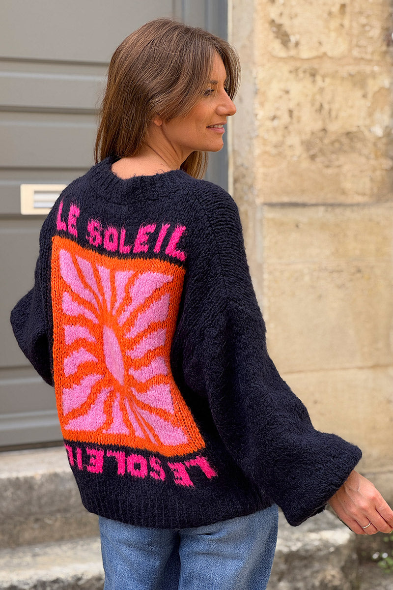 Pull loose bleu marine en grosse maille broderie Le Soleil coloré