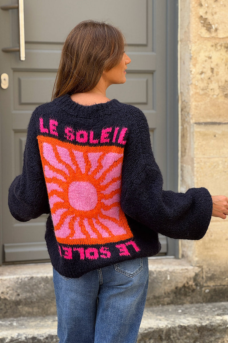 Pull loose bleu marine en grosse maille broderie Le Soleil coloré