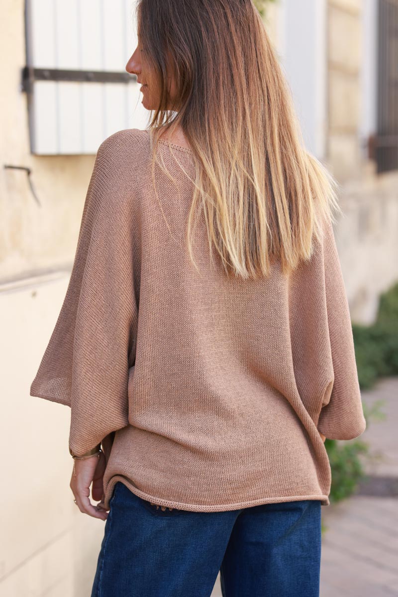 Pull loose camel en maille coton col v manches chauve souris