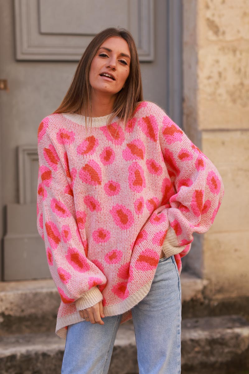 Pull loose en maille écru motif style léopard rose et orange col rond côtelé