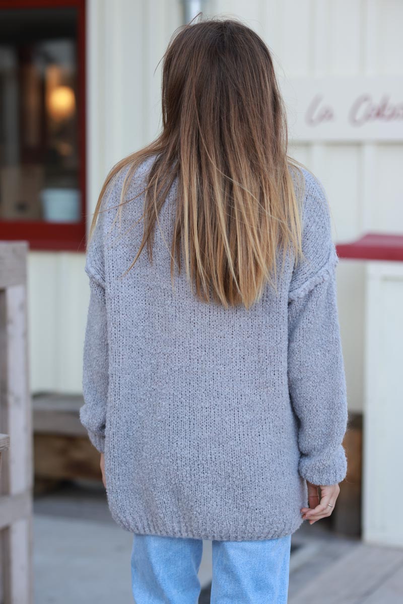 Pull loose gris en maille bouclettes détails coutures apparentes col côtelé