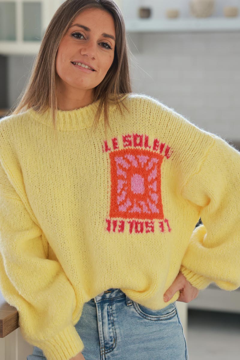 Pull loose jaune pastel en grosse maille broderie Le Soleil coloré