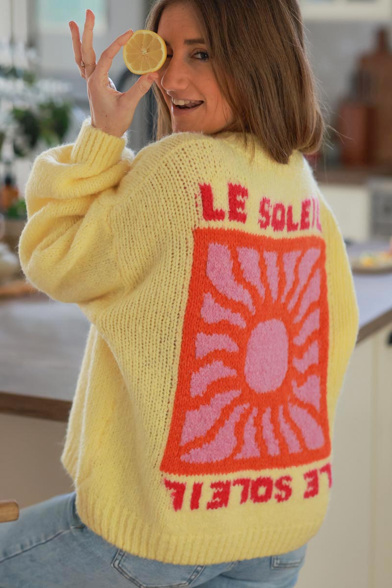 Pull loose jaune pastel en grosse maille broderie Le Soleil coloré