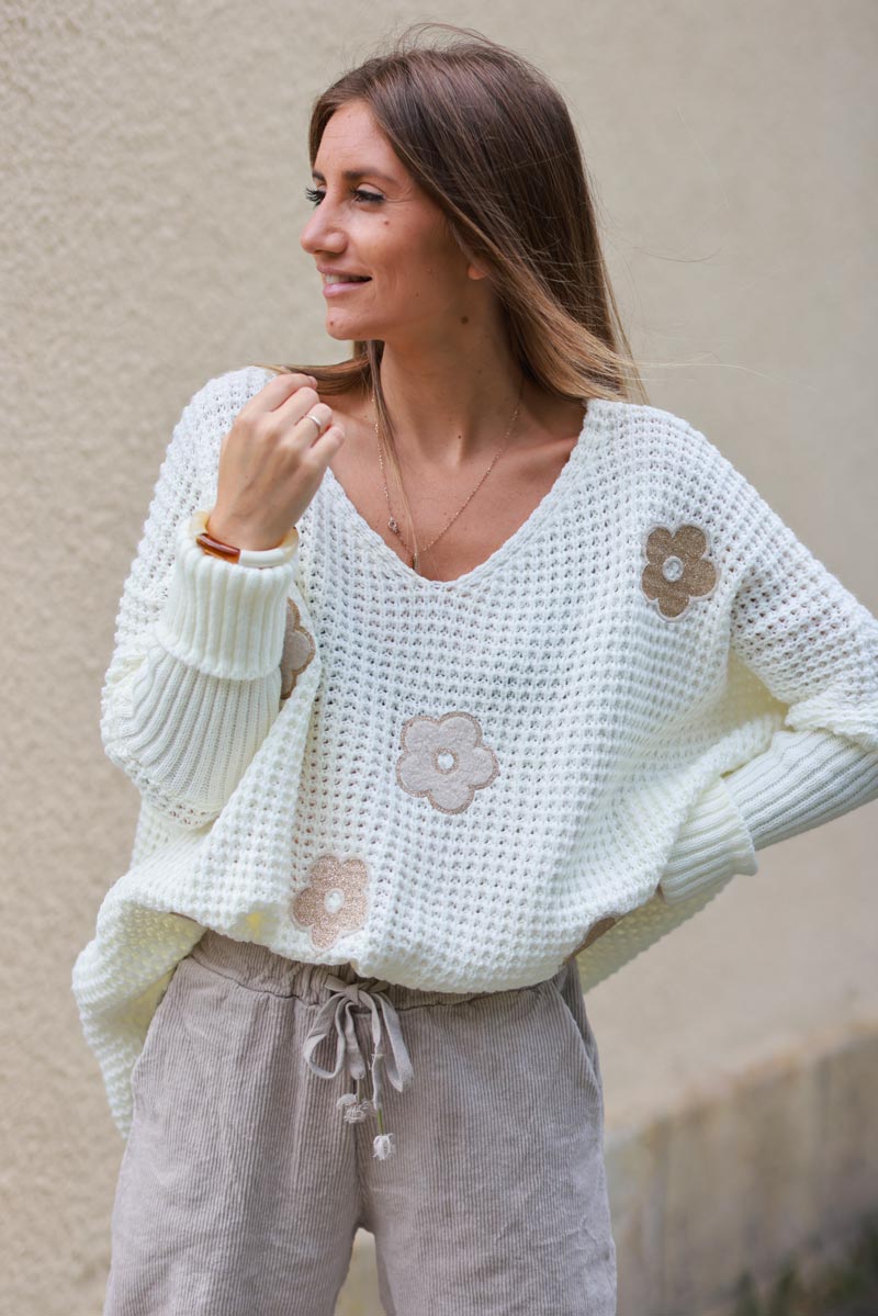 Pull loose large écru grosse maille effet crochet patchs fleurs beige et gold