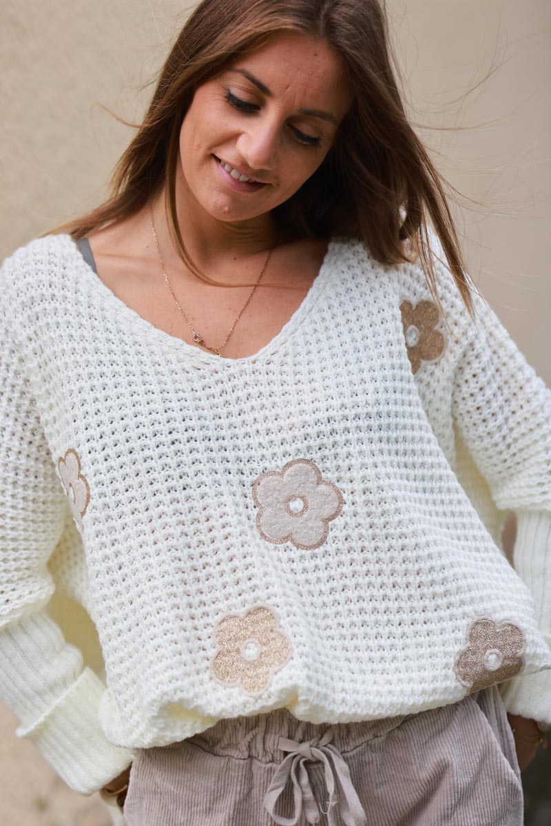 Pull loose large écru grosse maille effet crochet patchs fleurs beige et gold