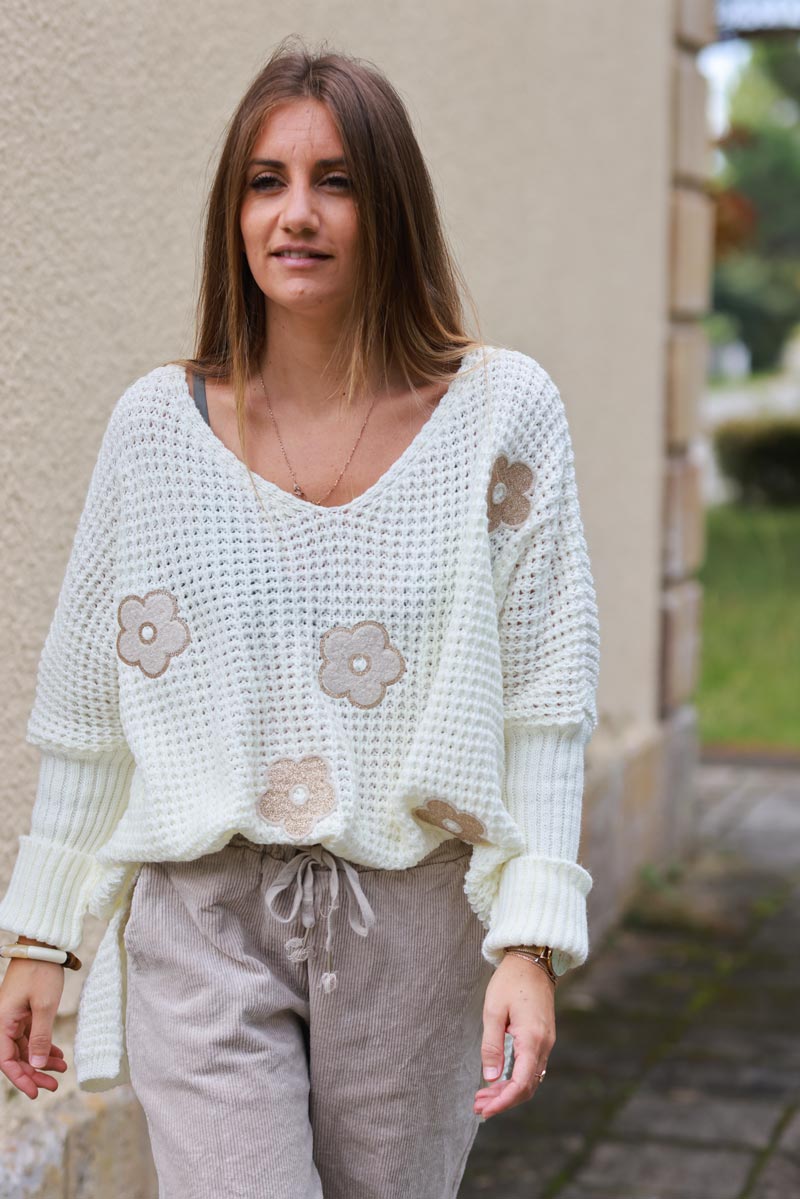 Pull loose large écru grosse maille effet crochet patchs fleurs beige et gold