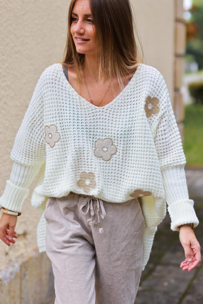 Pull loose large écru grosse maille effet crochet patchs fleurs beige et gold