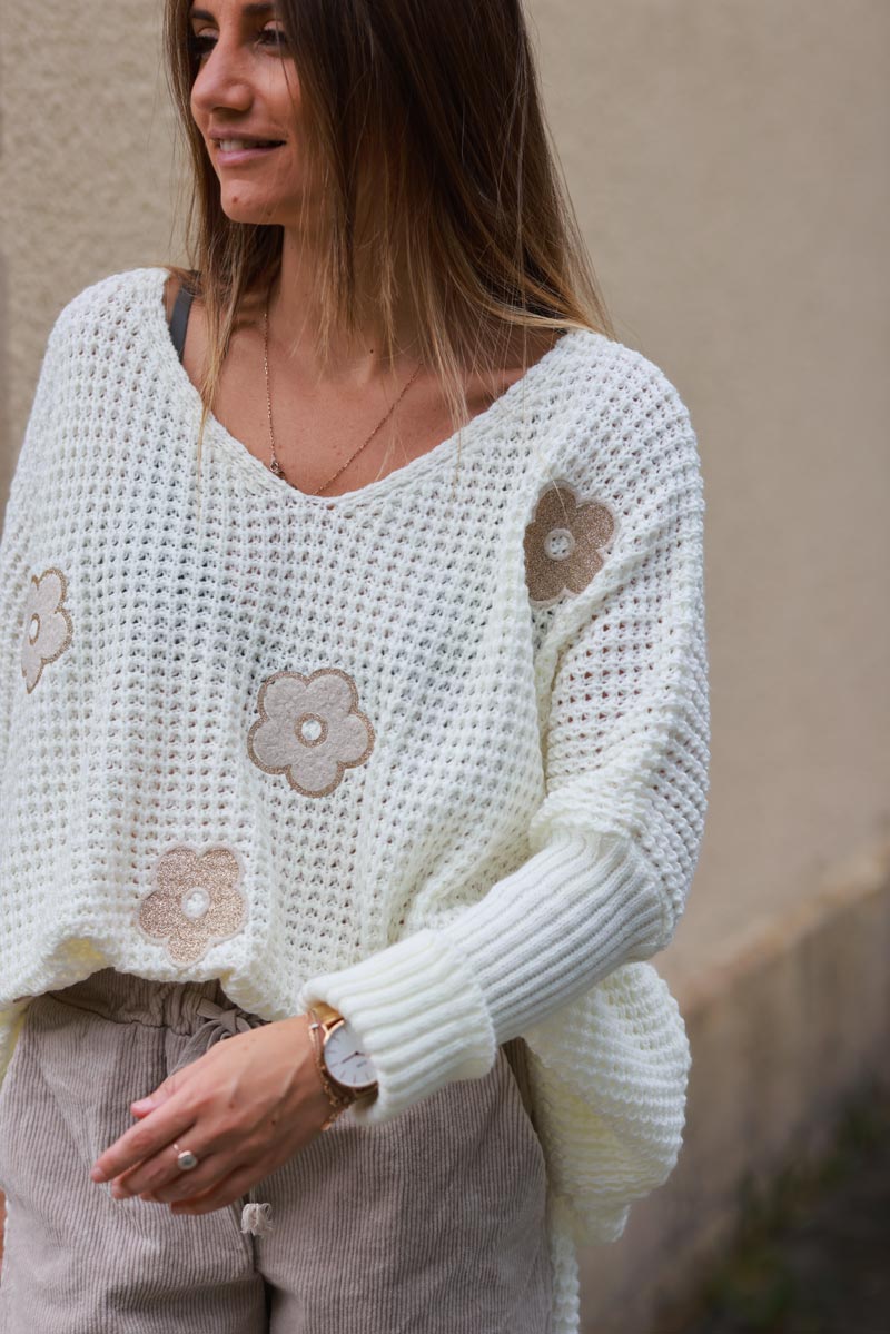 Pull loose large écru grosse maille effet crochet patchs fleurs beige et gold