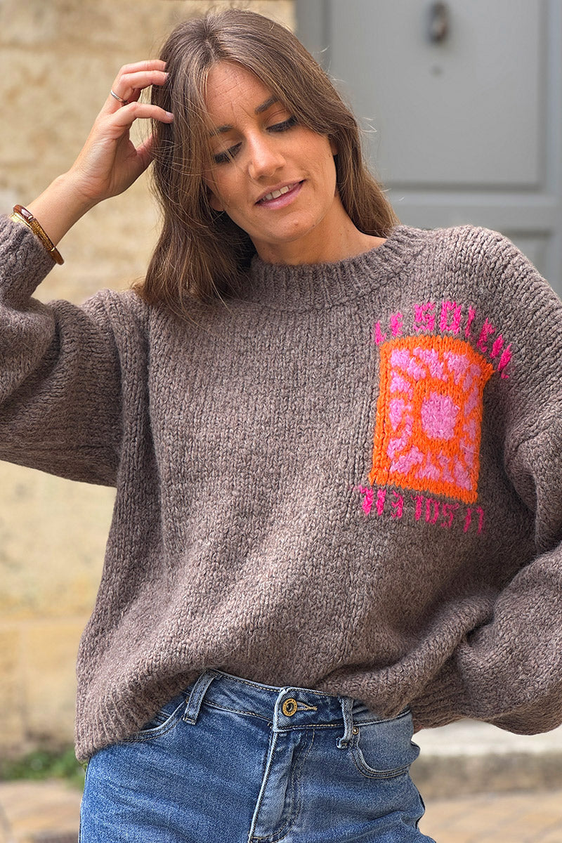 Pull loose marron en grosse maille broderie Le Soleil coloré
