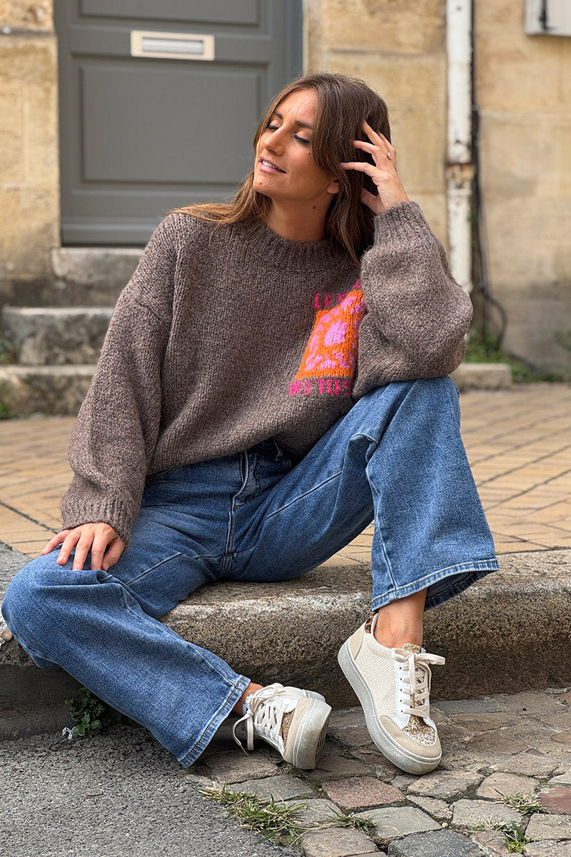 Pull loose marron en grosse maille broderie Le Soleil coloré
