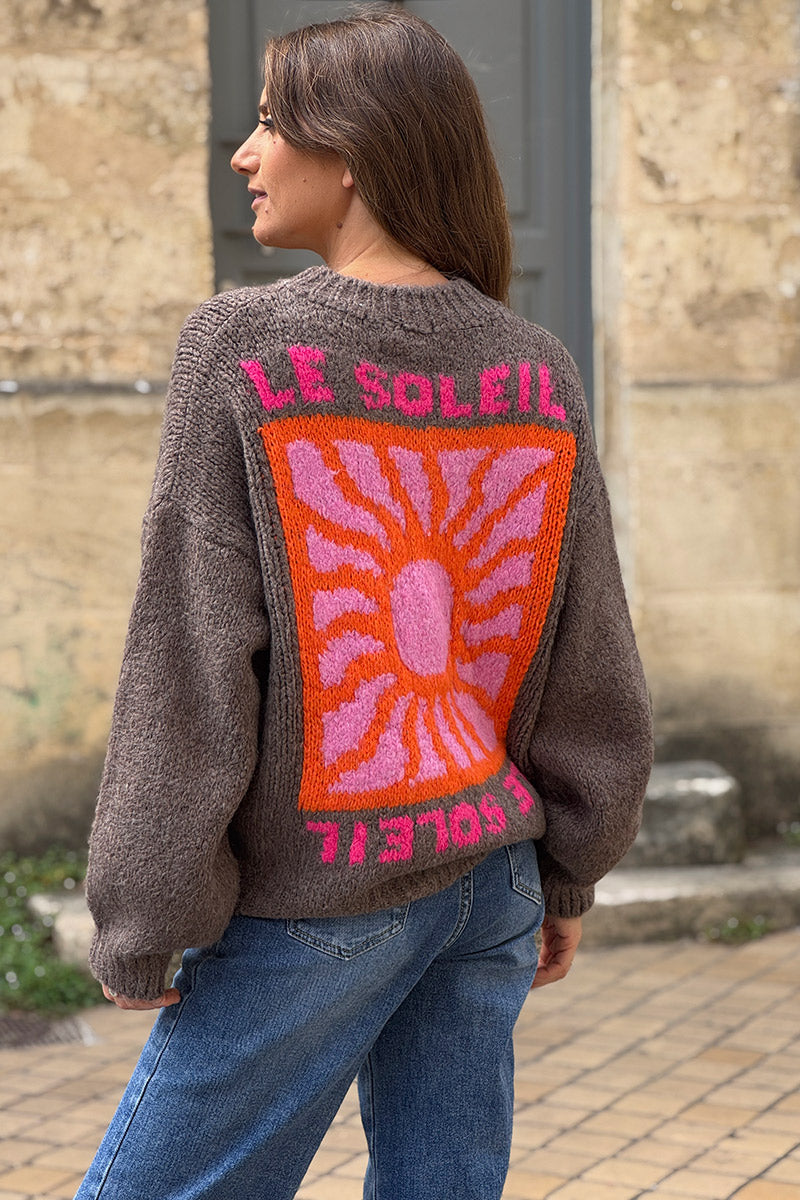Pull loose marron en grosse maille broderie Le Soleil coloré