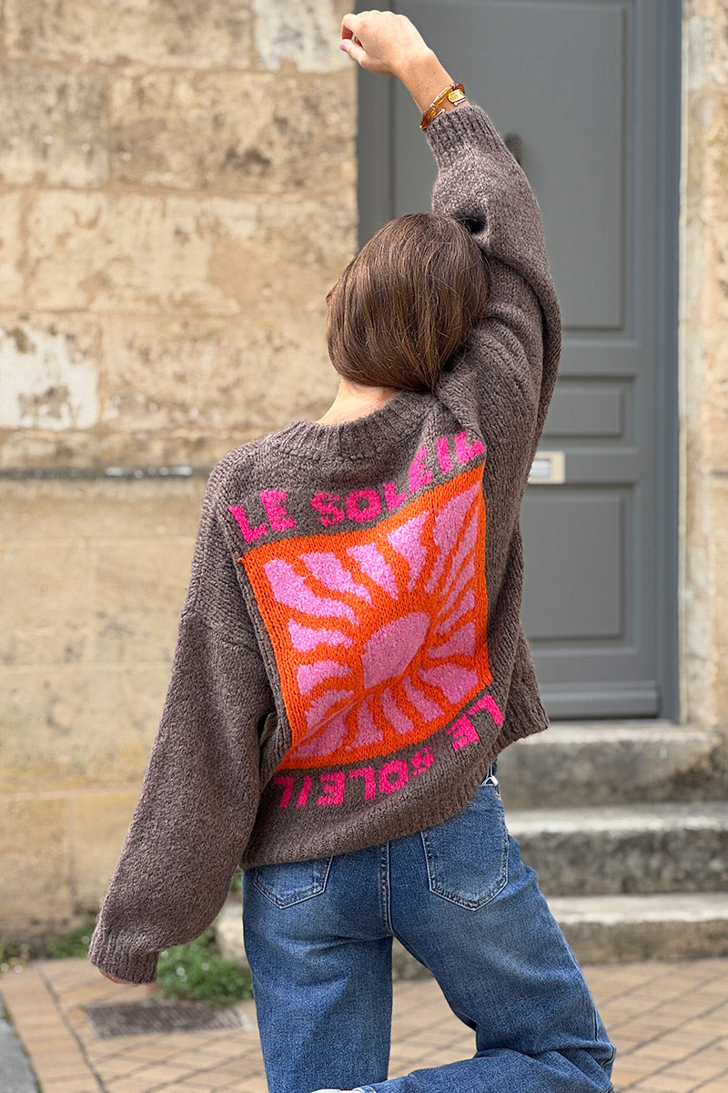 Pull loose marron en grosse maille broderie Le Soleil coloré
