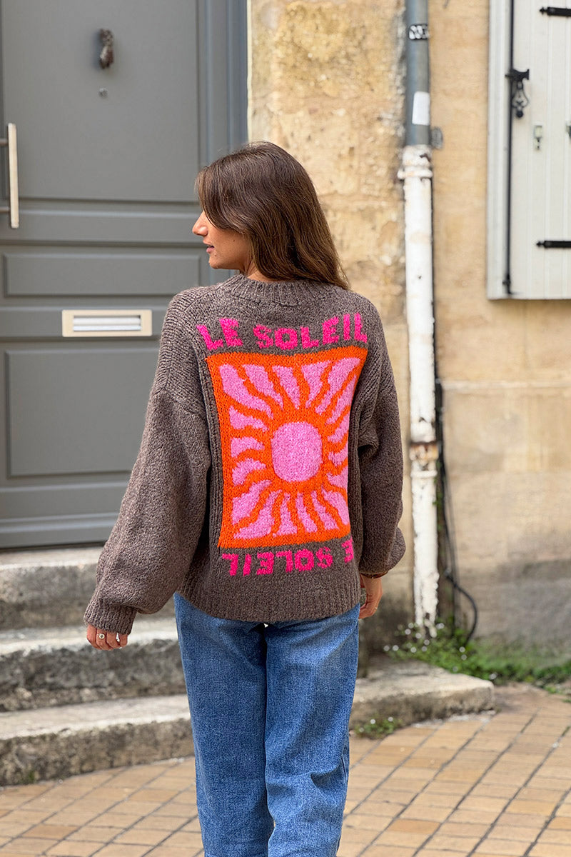 Pull loose marron en grosse maille broderie Le Soleil coloré