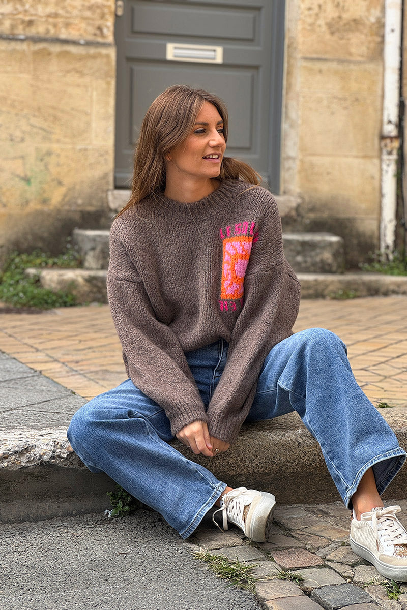 Pull loose marron en grosse maille broderie Le Soleil coloré