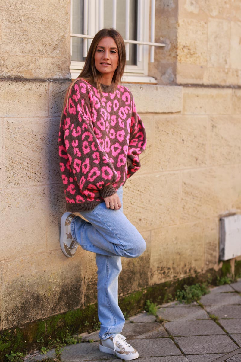 Pull loose marron en maille motifs léopard rose col rond